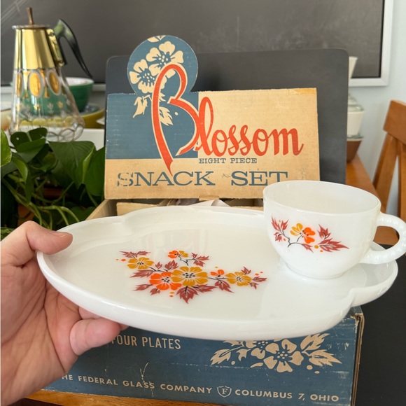 Federal Glass Autumn Blossom milk glass snack set with original box - Picture 7 of 8